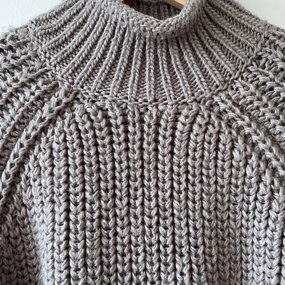 H&M Women’s Minimalist Scandi Girl Brown Turtlneck Sweater Size M - Picture 3 of 9